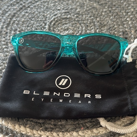 Blenders Polarized Sunglasses - Picture 2 of 7